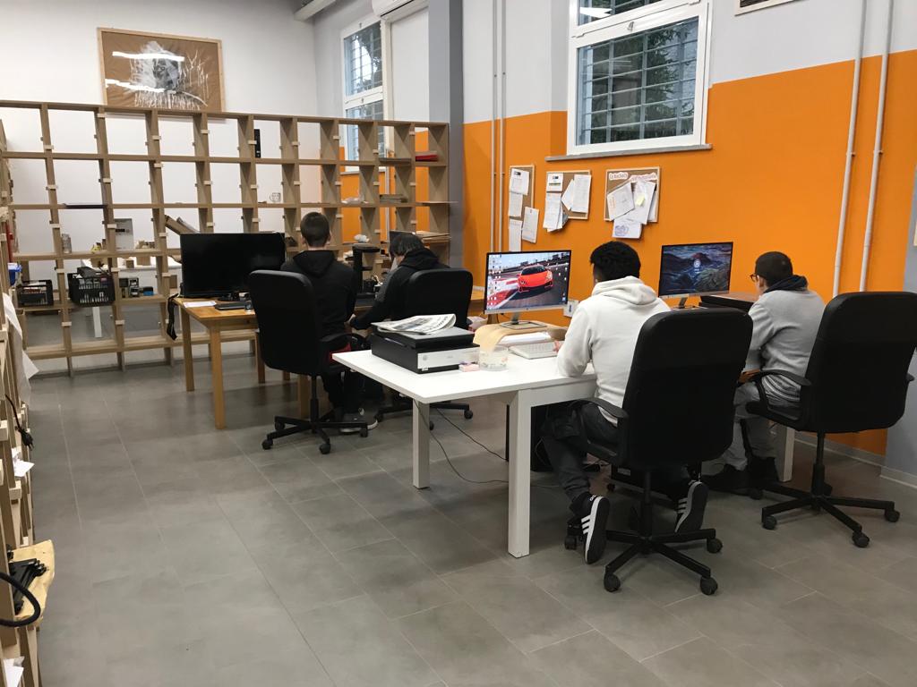 Open space con adulti al lavoro su un PC