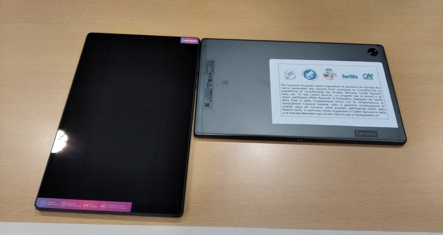 Due tablet su un tavolo