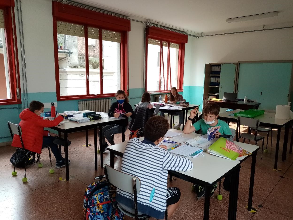 Ragazzi che studiano in una aula scolastica