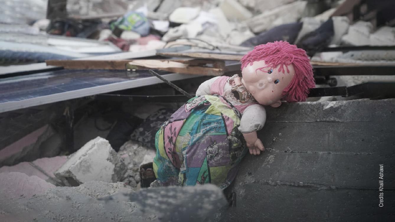 Toys_buried_in_the_rubble_of_destroyed_buildings_after_earthquake_in_Afrin_District,_Aleppo_Governorate,_Northwest_Syria – credits Khalil Ashawi
