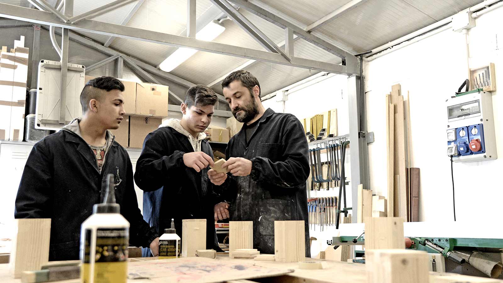 Copertina del progetto Scuola Bottega: adotta un banco!