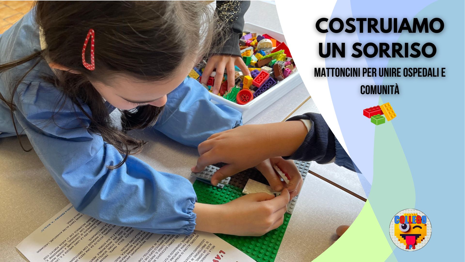 Bambina che gioca con mattoncini da costruzione