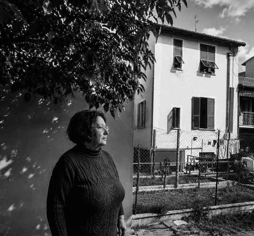 Donna accanto ad un dormitorio femminile